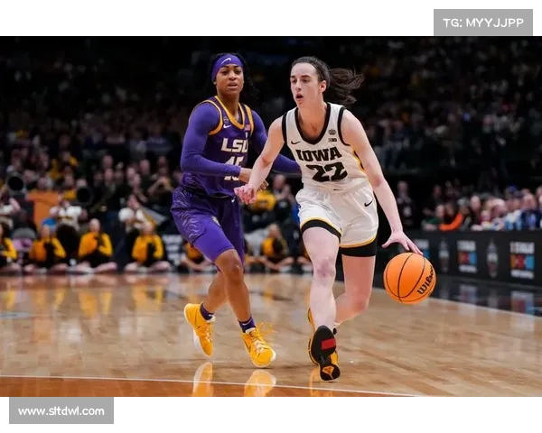 真情流露!杰基-杨暖心一刻,因鞋带松开帮助状元克拉克重返比赛 真情流露!杰基-杨暖心一刻,因鞋带松开帮助状元克拉克重返比赛