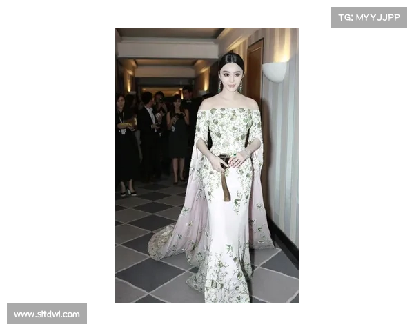 范冰冰再度惊艳全球!一袭中式刺绣裙展现东方美韵 范冰冰再度惊艳全球!一袭中式刺绣裙展现东方美韵