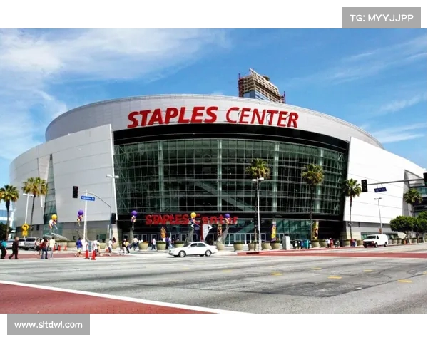 克莱昨日与湖人、独行侠展开对话,欧文在其中的角色解析 克莱昨日与湖人、独行侠展开对话,欧文在其中的角色解析